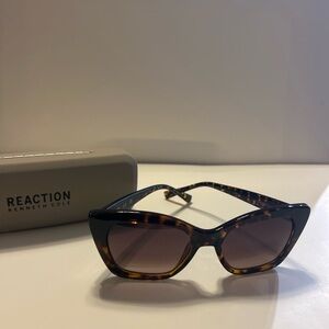 Kenneth Cole Reaction Tortoise Cat Eye Sunglasses 53-18-140